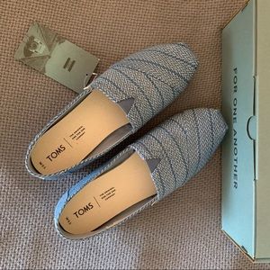 NWT canvas toms